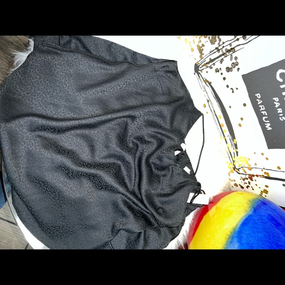 FINAL SALE 🔥JUST TODAY🌸VICTORIA'S SECRET
Set Satin Pajama Short and cami top - Picture 10 of 12